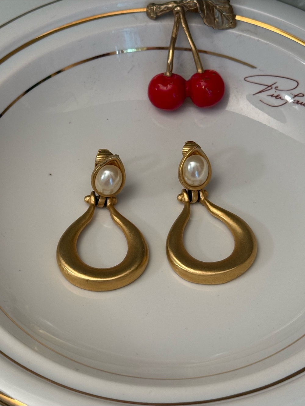 Vtg 80-s Gold tone Faux Pearl Door Knocker Pierced Earrings
